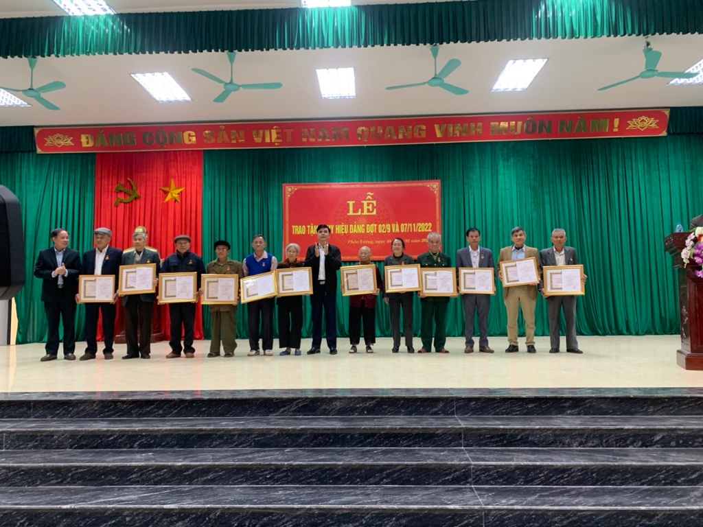Đảng ủy thị trấn Phồn Xương tổ chức Lễ  trạo tặng huy hiệu Đảng đợt 02/9 và 07/11 và hội nghị...